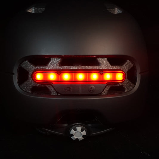 LIVALL C21 - Detailansicht des integrierten LED-Rücklichts mit automatischer Bremslichtfunktion