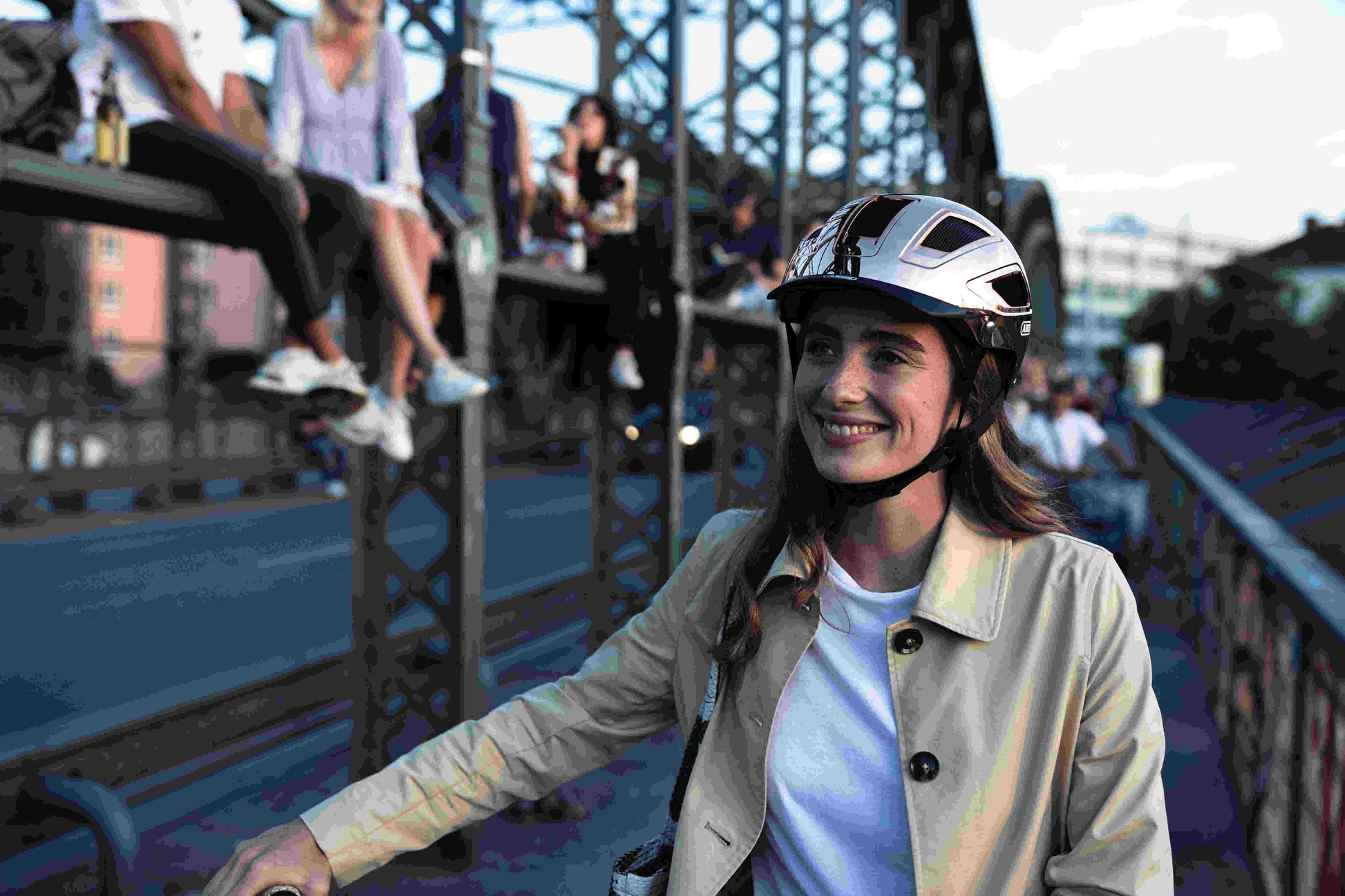 Fahrradhelm Abus Hyban 2.0 mit Reflektoren und Rücklicht ab 65,59 € – Helmheld