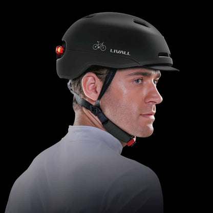 Fahrradfahrer trägt LIVALL C21 Smart Helm mit aktivierter Beleuchtung in der Stadt