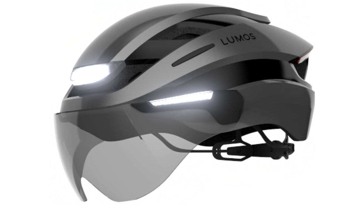 LUMOS Ultra E-Bike MIPS - Seitenansicht in Gunmetal Grey mit integrierter COB-LED-Beleuchtung
